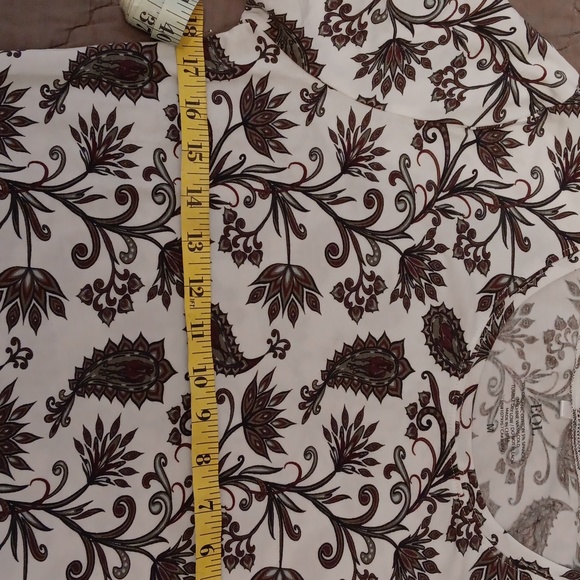 NWOT. Kerrits EQL.  Printed short sleeve top. Size medium - Picture 4 of 7